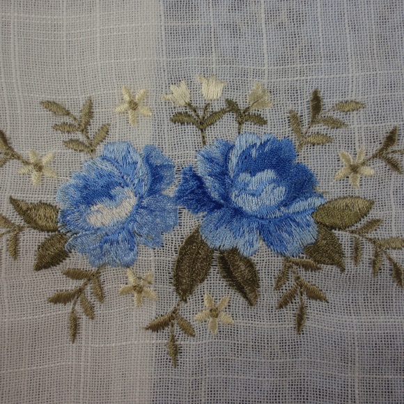NEW Table Runner Dresser Scarf BLUE LACE ROSE - Picture 3 of 5